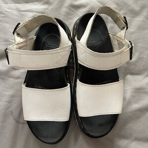 Dr. Marten’s Voss white sandals with white platform. Size 8!